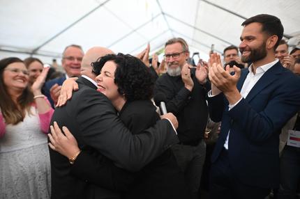 Landtagswahl in Brandenburg: Robert Crumbach (links), Spitzenkandidat des Bündnis Sahra Wagenknecht (BSW) in Brandenburg, und Amira Mohamed Ali, Co-Vorsitzende des BSW, umarmen sich auf der Wahlparty der Partei.