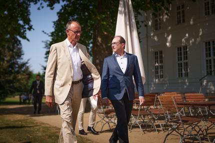 CDU/CSU: Friedrich Merz (l), CDU-Bundesvorsitzender und CDU/CSU-Fraktionsvorsitzender im Bundestag, geht neben Alexander Dobrindt, CSU-Landesgruppenchef, nach einem Pressestatement vor Abschluss der Klausurtagung des Geschäftsführenden Vorstands der CDU/CSU-Fraktion im Deutschen Bundestag vor Schloss Neuhardenberg.