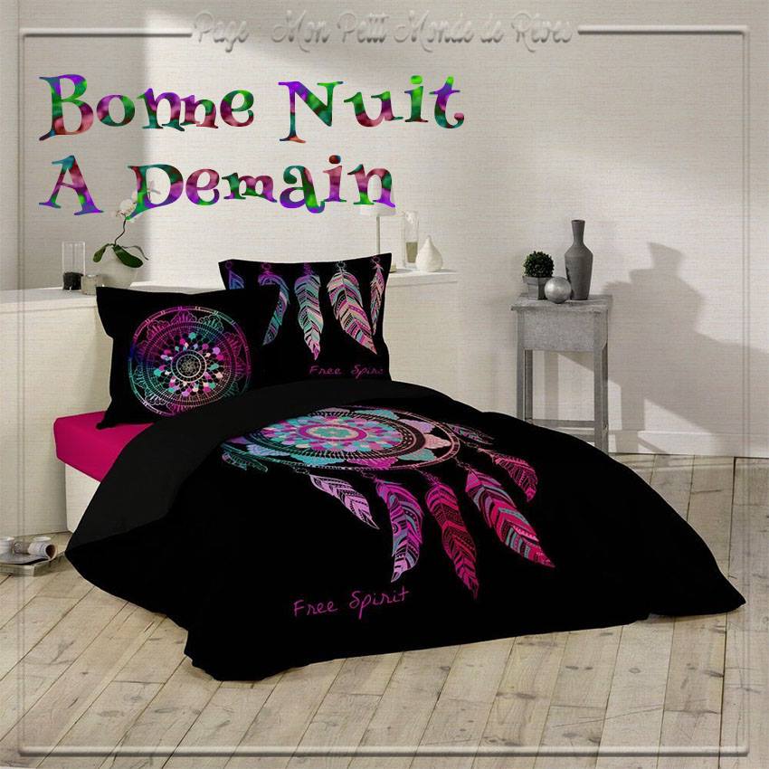 Une chambre moderne et colorée invite à une nuit paisible. Douce ambiance avec des motifs de plumes et de mandala.