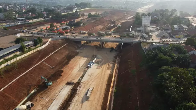 Alat berat beroperasi menyelesaikan pembangunan Tol Ruas Cinere-Jagorawi, di Depok, Jawa Barat, Jumat, 12 Mei 2023.