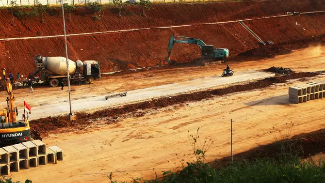 Alat berat beroperasi menyelesaikan pembangunan Tol Ruas Cinere-Jagorawi, di Depok, Jawa Barat, Jumat, 12 Mei 2023.