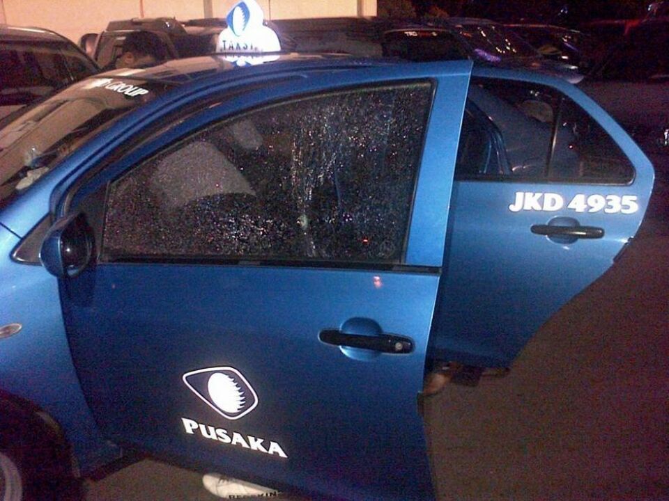 Taksi Pusaka (Blue Bird Group) yang ditembak orang tak dikenal di tol dalam kota Jakarta.