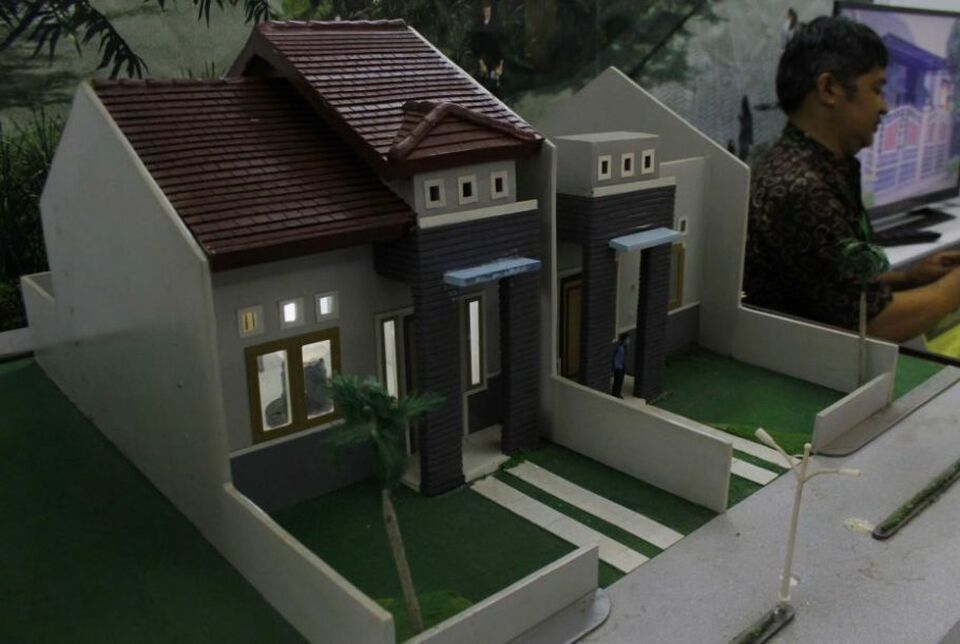 Miniatur rumah murah disaksikan pengunjung, dalam pameran rumah rakyat di Bekasi Square, Jawa Barat, Rabu (20/10). SP/Joanito De Saojoao.