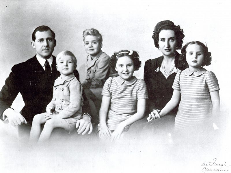 Don Juan Carlos con sus padres y sus hermanos en una imagen de 1942.