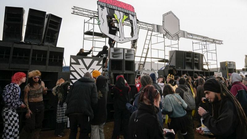 Unas 5.000 personas contin�an en Ciudad Real en la fiesta ilegal que comenz� esta Nochevieja