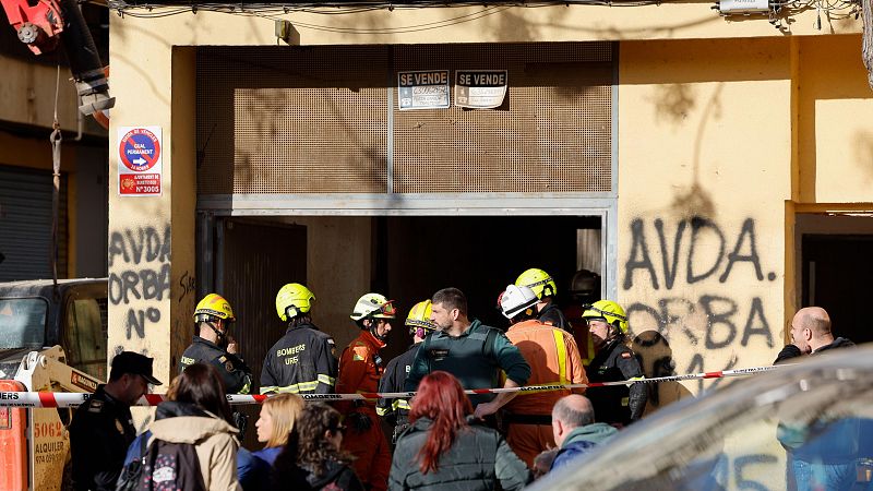 Algunos vecinos de Benet�sser abandonan sus casas tras el derrumbe de la escalera de un garaje