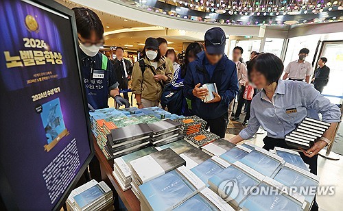 En fila para comprar las obras de Han Kang