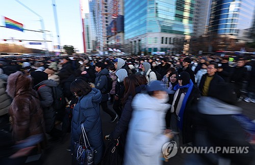 유모차 끌고 '키즈버스'서 기저귀 갈고…"역사바뀐 날 기억하길"