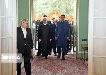 Iran president, Pakistani PM meet in Tehran