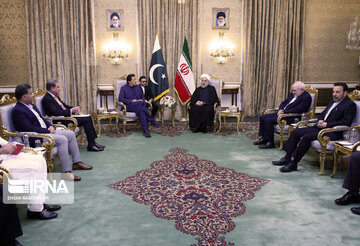 Iran president, Pakistani PM meet in Tehran