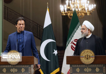 Iran president, Pakistani PM meet in Tehran