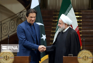 Iran president, Pakistani PM meet in Tehran