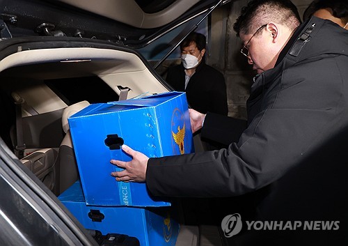  Police consider filing arrest warrant for Yoon, raiding presidential residence in martial law probe