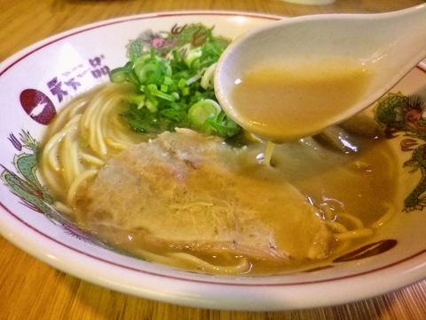 関西で男女問わず人気があるこってりラーメンの名店！アレンジ自由でメニューが豊富。