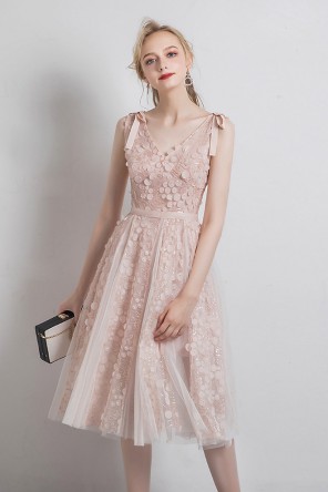 Robe de soirée courte décolleté V en dentelle rose pâle