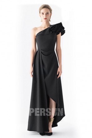 Robe de cocktail noire asymétrique à épaule froufrou