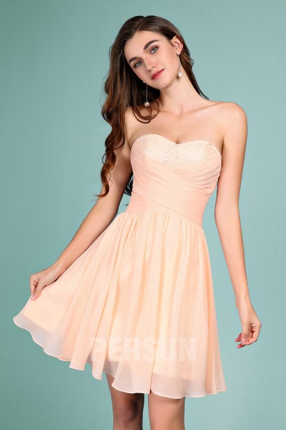 Robe couleur nude courte pour un mariage bustier coeur avec empiècement dentelle