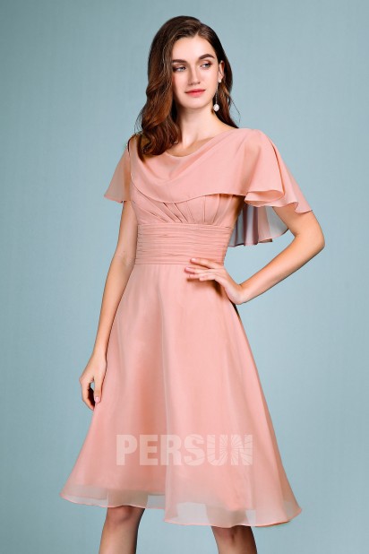 Robe de soirée rose carnation courte avec cape drapé