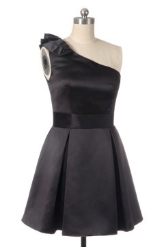 Robe de cocktail courte en satin noir asymétrique