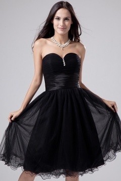 Petite robe noire ornée de bijoux en tulle