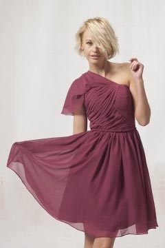 Robe de soirée courte asymétrique ruchés au ras des cuisses