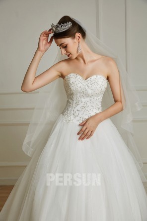 Mila : Robe de mariée bustier coeur à coupe princesse doublée de tulle brillant à traîne Chapelle