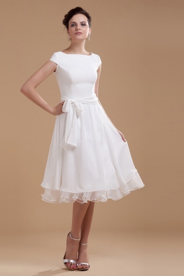 Robe de mariée simple col bateau à mancheron dotée d'une ceinture