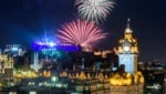 Das Feuerwerk in Edinburgh wird direkt über dem Edinburgh Castle gezündet. Doch dieses Jahr muss wegen einer heftigen Sturmwarnung darauf verzichtet werden (Symbolbild). (Bild: Bicci Marco, stock.adobe.com)