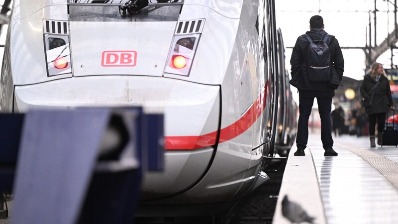 Wer derzeit mit der Deutschen Bahn verreist, sollte ausreichend Zeitreserven mitbringen, vor allem im Fernverkehr bekommt das privatisierte Unternehmen die Situation nicht in den Griff. (Bild: AFP)