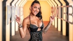 Damit hat niemand gerechnet: Elena Miras bietet ihrem Ex Mike Heiter bei „Promi Big Brother“ 2024 im Container die Stirn.  (Bild: SAT.1)