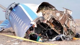 Das abgestürzte aserbaidschanische Flugzeug in Kasachstan (Bild: AP/The Administration of Mangystau Region)