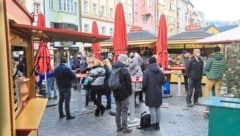 Am Christkindlmarkt in der Maria-Theresien-Straße in Innsbruck tummelten sich am Freitag untertags durchaus einige Besucher. (Bild: Johanna Birbaumer)