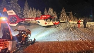 Aktueller Nachteinsatz im Skigebiet der Ehrwalder Almbahn: Eine 37-Jährige verunglückte mit dem Zipfelbob, der RK-2 barg die schwer Verletzte mit der Seilwinde. (Bild: ARA-Flugrettung)