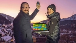 Stefan Wallner (Uni Wien) und Gabriele Trinker (Geschäftsführerin Naturpark Sölktäler) messen regelmäßig die Lichtverschmutzung in der Region. (Bild: Juergen Fuchs)