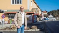 Bürgermeister Christoph Zirngast vor dem Heindl-Haus in Großklein: Bald ziehen die ersten Mieter ein.   (Bild: Juergen Fuchs)