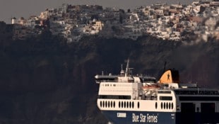 Immer mehr Menschen flüchten von der griechischen Insel Santorini. (Bild: AFP/Aris Messinis)