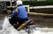 Jarang yang Tahu Cara Ini Ampuh Bikin Motor Lebih Kuat Lewati Genangan Air