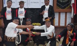 Warga Pakasa Cabang Ponorogo Berseragam Kaos 93 Tahun, Gelar Wilujengan dengan 93 Tumpeng