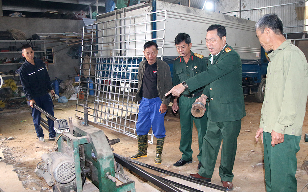 Cựu chiến binh Nguyễn Tiến Dũng (người chỉ tay) chia sẻ về công việc tại cơ sở sản xuất của gia đình với lãnh đạo Hội CCB phường Nam Cường, thành phố Yên Bái.