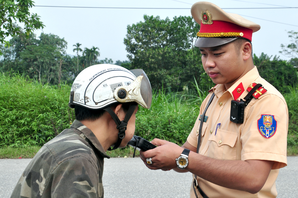 Cảnh sát giao thông Công an huyện Văn Yên thực hiện kiểm tra nồng độ cồn người tham gia giao thông trên địa bàn.
