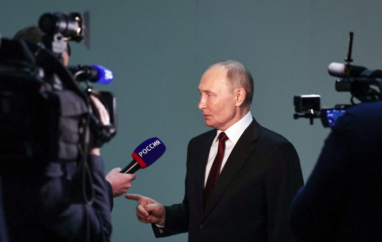 Russian President Vladimir Putin speaks with journalist Pavel Zarubin after his annual televised year-end press conference and phone-in held in Moscow, Russia December 19, 2024. Sputnik/Alexander Kazakov/Pool via REUTERS ATTENTION EDITORS - THIS IMAGE WAS PROVIDED BY A THIRD PARTY.