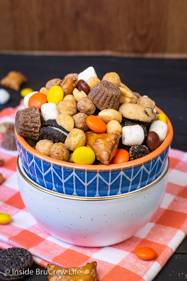 Sweet and Salty Trail Mix - this easy sweet and salty snack mix has plenty of pretzels, peanuts, candies, and cookies. Make a big bowl of this trail mix for movie or game nights! #snackmix #trailmix #reeses #peanutbuttercups #sweetandsalty #nobake