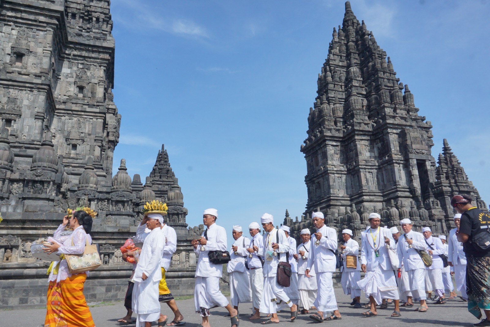 Ribuan Umat Hindu Ikuti Upacara Tawur Agung Kesanga di Candi Prambanan ...