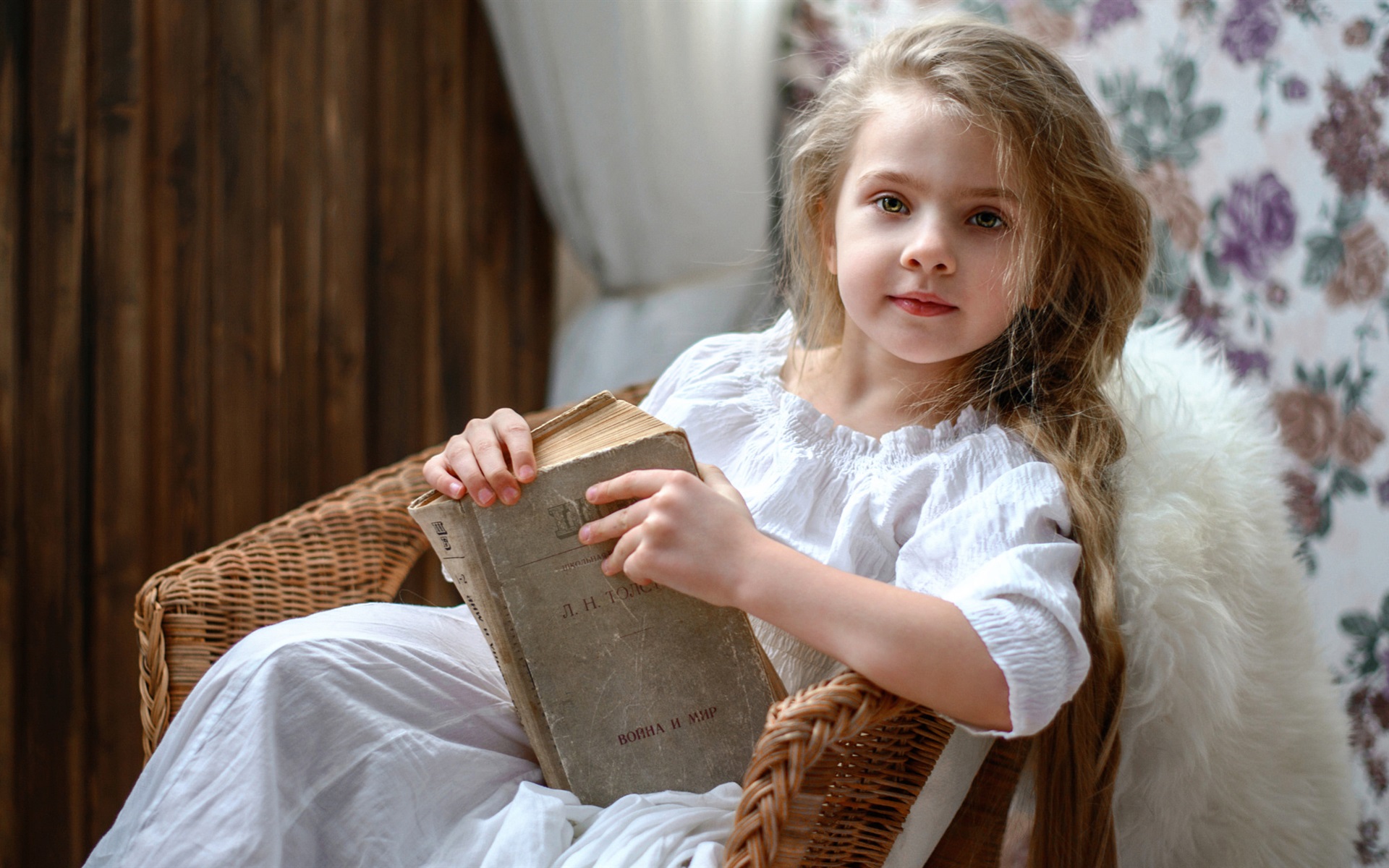 Wallpaper Russia cute little girl reading book HD, Picture, Image