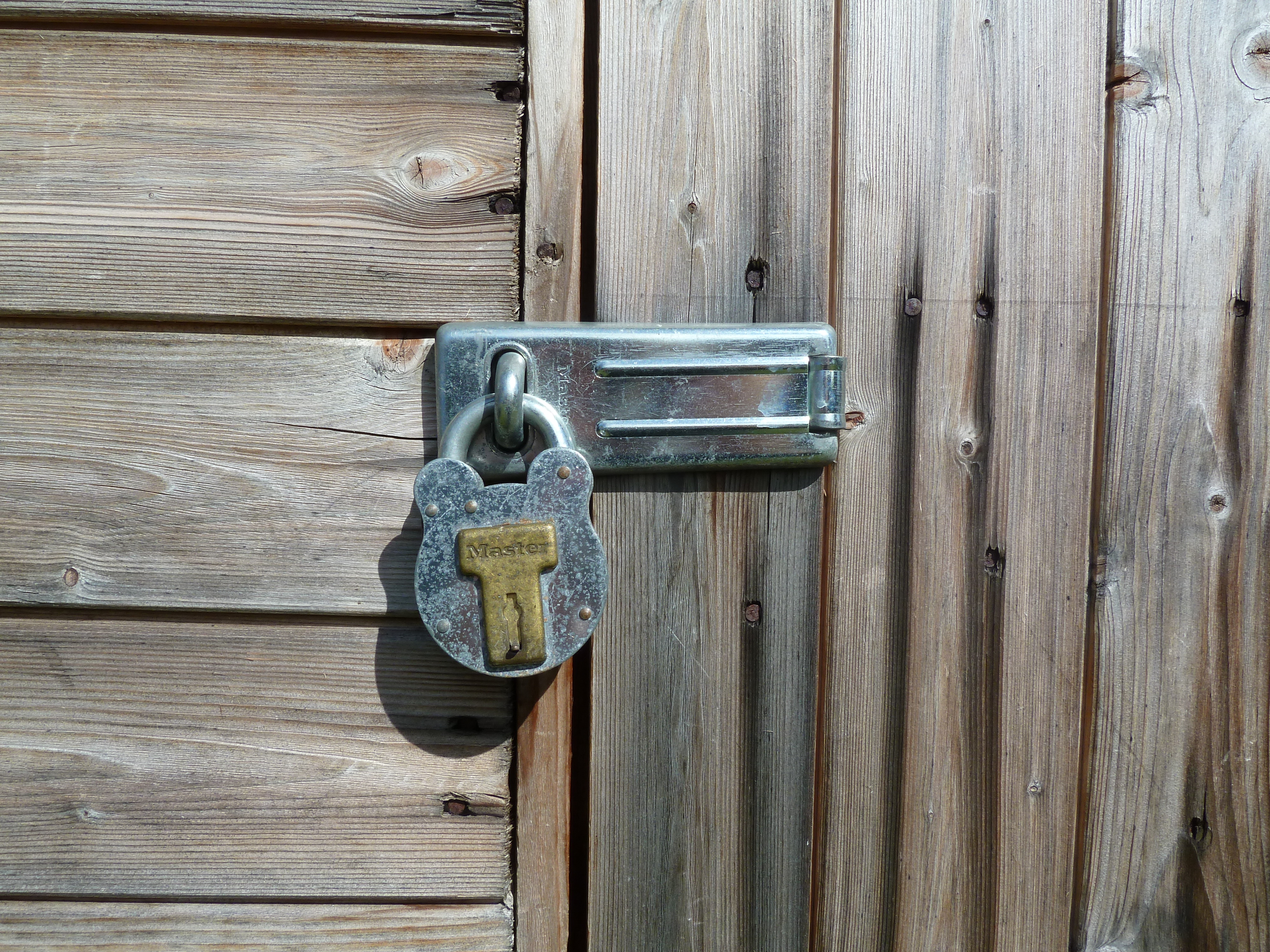 File:Garden Shed Door Latch.JPG - Wikimedia Commons