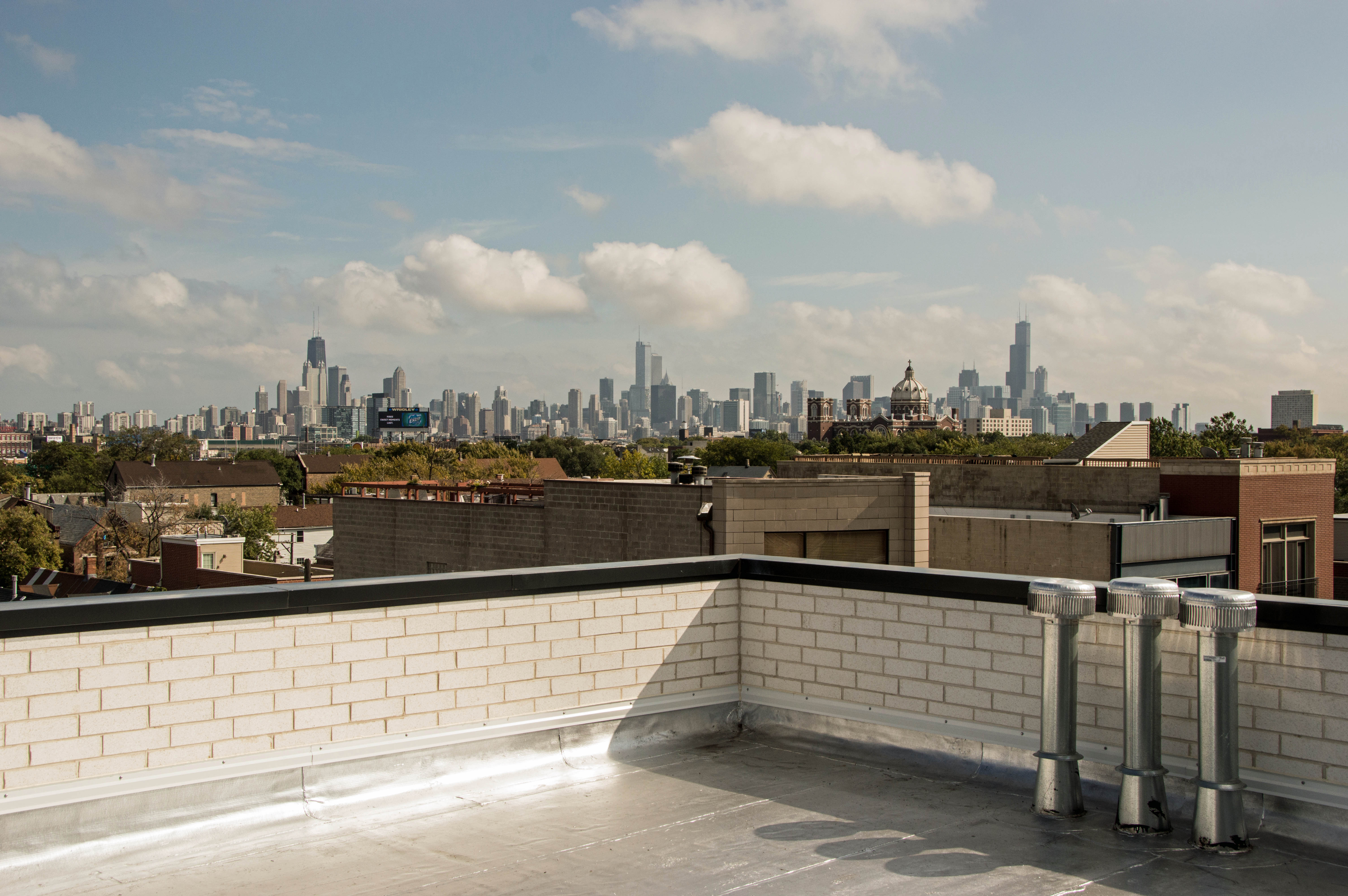 The skyline view from a Bucktown roof deck – YoChicago