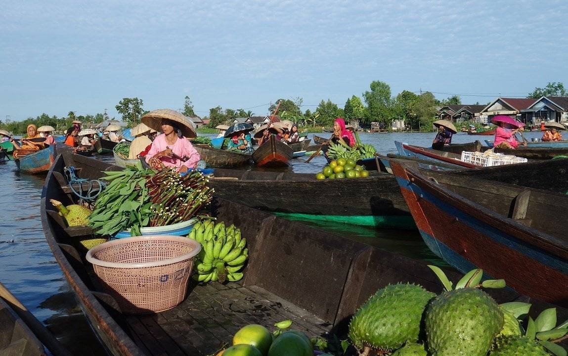 Banjarmasin floating market, kalimantan, indonesia