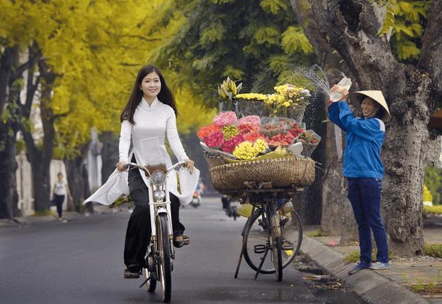 到越南河内旅游发现奇怪的现象, 这里的女人都喜欢穿奥黛