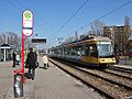 Haltestelle mit Tram 4