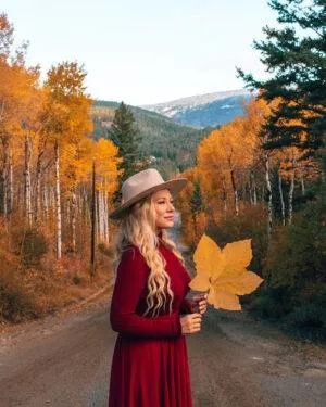 Looking for some unique and creative fall photoshoot ideas to try out this autumn? Heres a list of 20 fall photography ideas that will help you achieve the fall aesthetic of your dreams. Whether you want to aim for destination photography, try your hand at shooting with props, or want to get spooky for the Halloween season. This post has all sorts of fall photography ideas to help you get some really fun seasonal fall photos for your instagram.